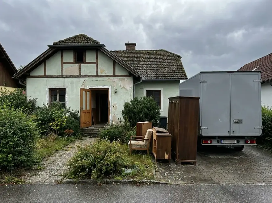 Hausentrümpelung im Wiener Umland, Möbel werden zum Transporter getragen