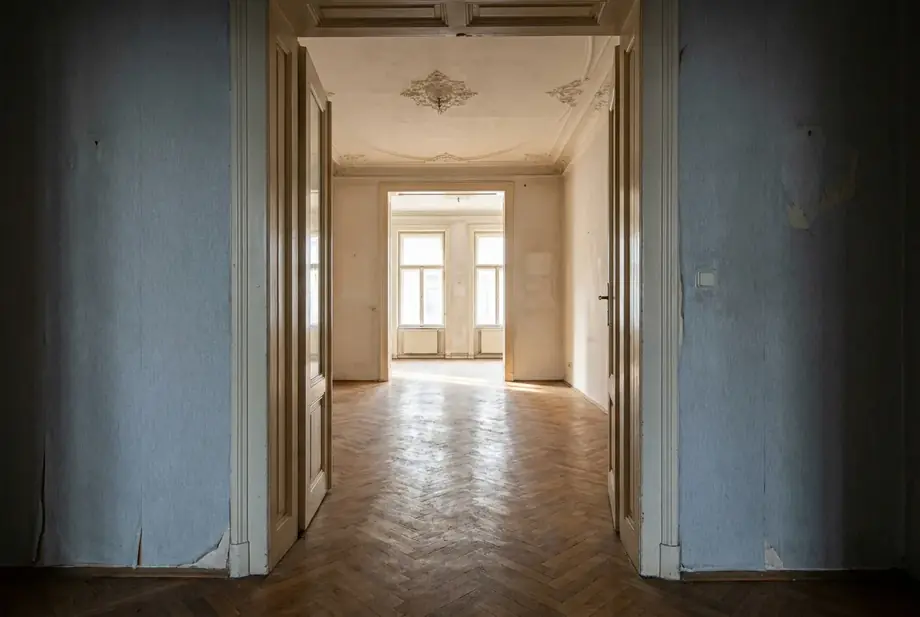 Geräumte Zweizimmerwohnung im Wiener Altbau mit Stuckdecke